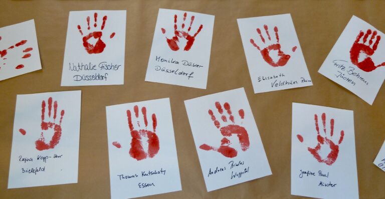 Rote-Hand-Aktion gegen den Einsatz von Kindersoldaten